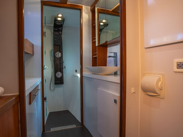 Salle d'eau du catamaran